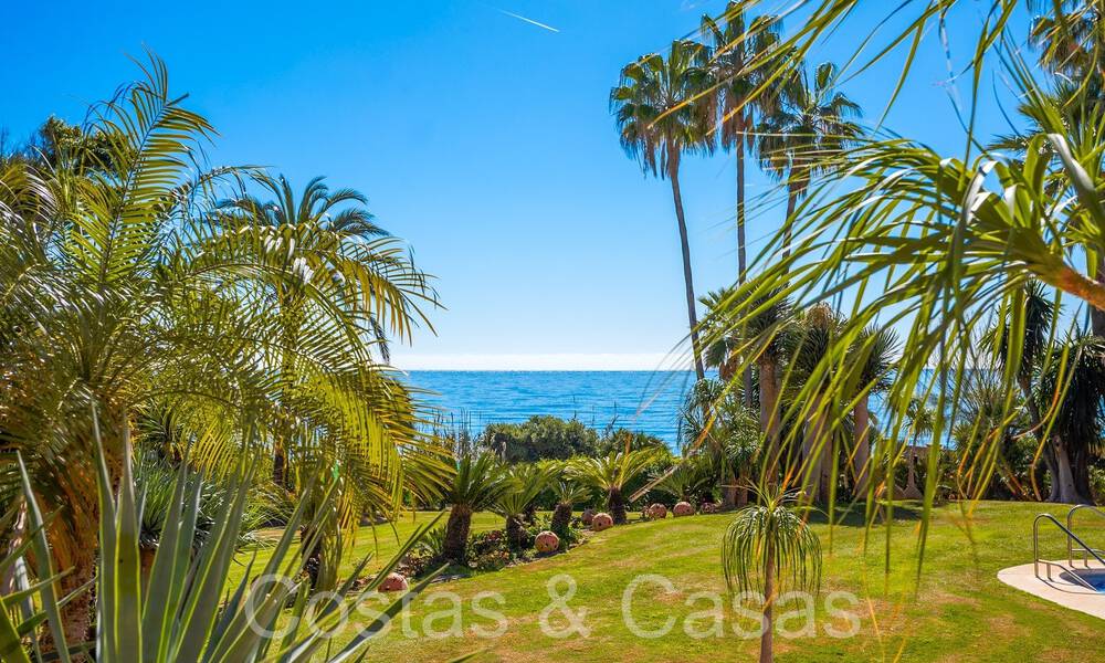 Villa andaluza en venta justo en la playa, en la Nueva Milla de Oro entre Marbella y Estepona 66251