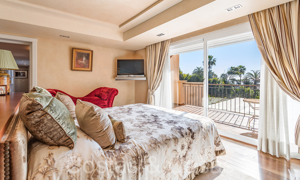 Villa andaluza en venta justo en la playa, en la Nueva Milla de Oro entre Marbella y Estepona 66252