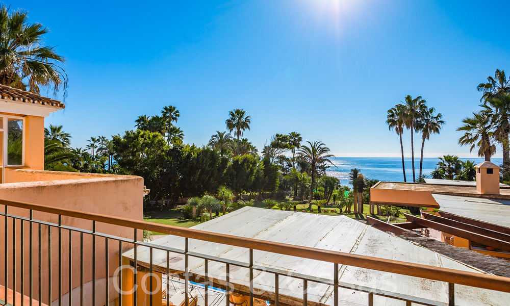 Villa andaluza en venta justo en la playa, en la Nueva Milla de Oro entre Marbella y Estepona 66255