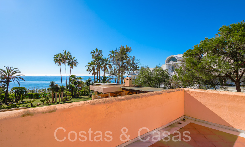 Villa andaluza en venta justo en la playa, en la Nueva Milla de Oro entre Marbella y Estepona 66257