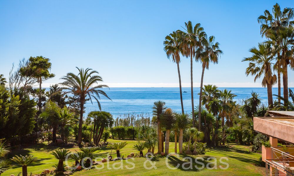 Villa andaluza en venta justo en la playa, en la Nueva Milla de Oro entre Marbella y Estepona 66258