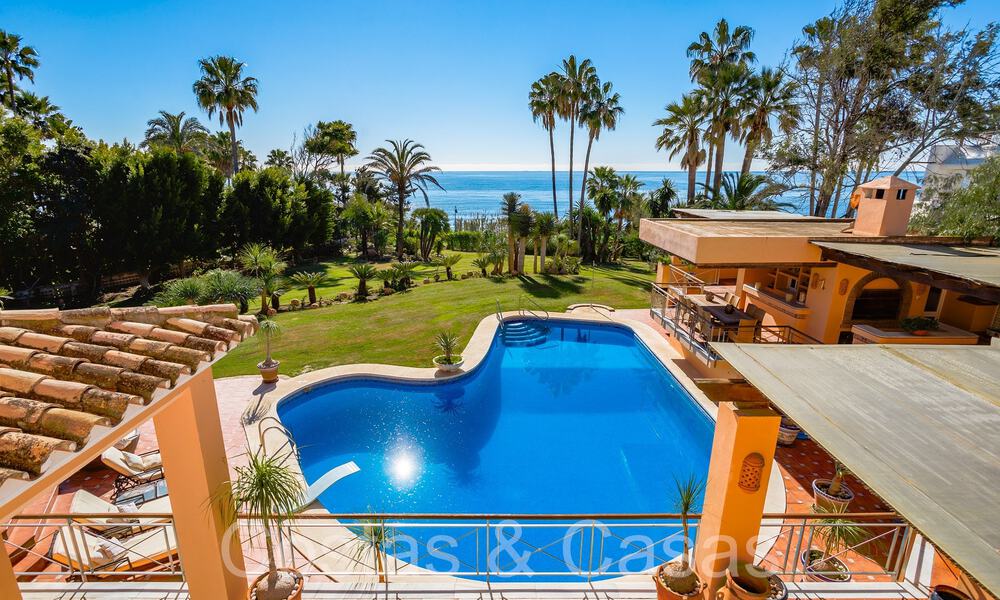 Villa andaluza en venta justo en la playa, en la Nueva Milla de Oro entre Marbella y Estepona 66259