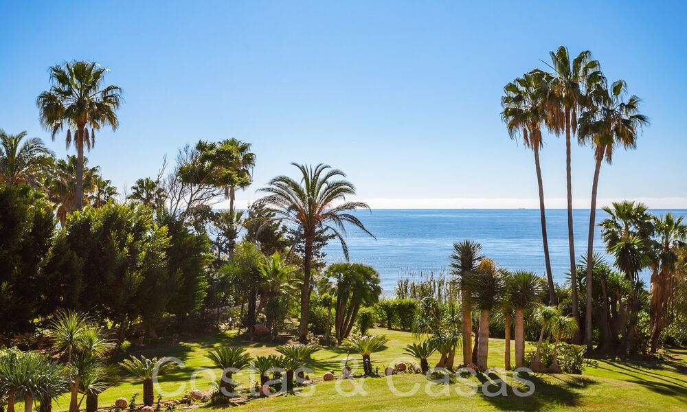 Villa andaluza en venta justo en la playa, en la Nueva Milla de Oro entre Marbella y Estepona 66261