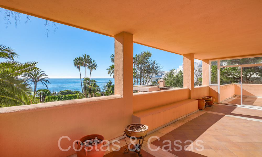 Villa andaluza en venta justo en la playa, en la Nueva Milla de Oro entre Marbella y Estepona 66262