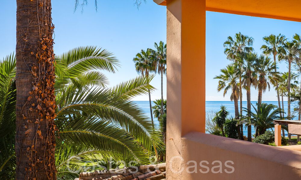 Villa andaluza en venta justo en la playa, en la Nueva Milla de Oro entre Marbella y Estepona 66264