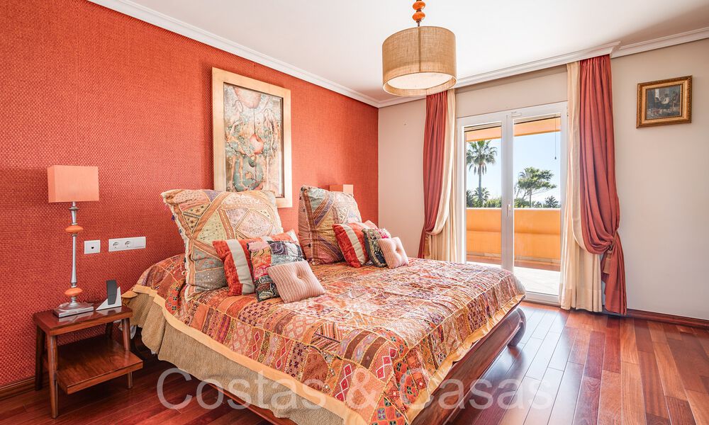 Villa andaluza en venta justo en la playa, en la Nueva Milla de Oro entre Marbella y Estepona 66268
