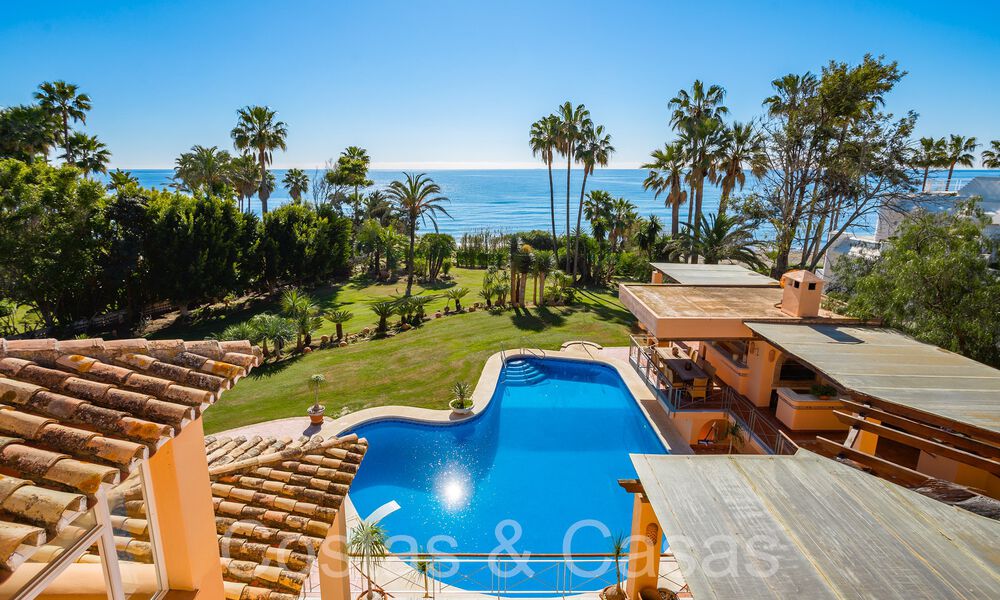 Villa andaluza en venta justo en la playa, en la Nueva Milla de Oro entre Marbella y Estepona 66273