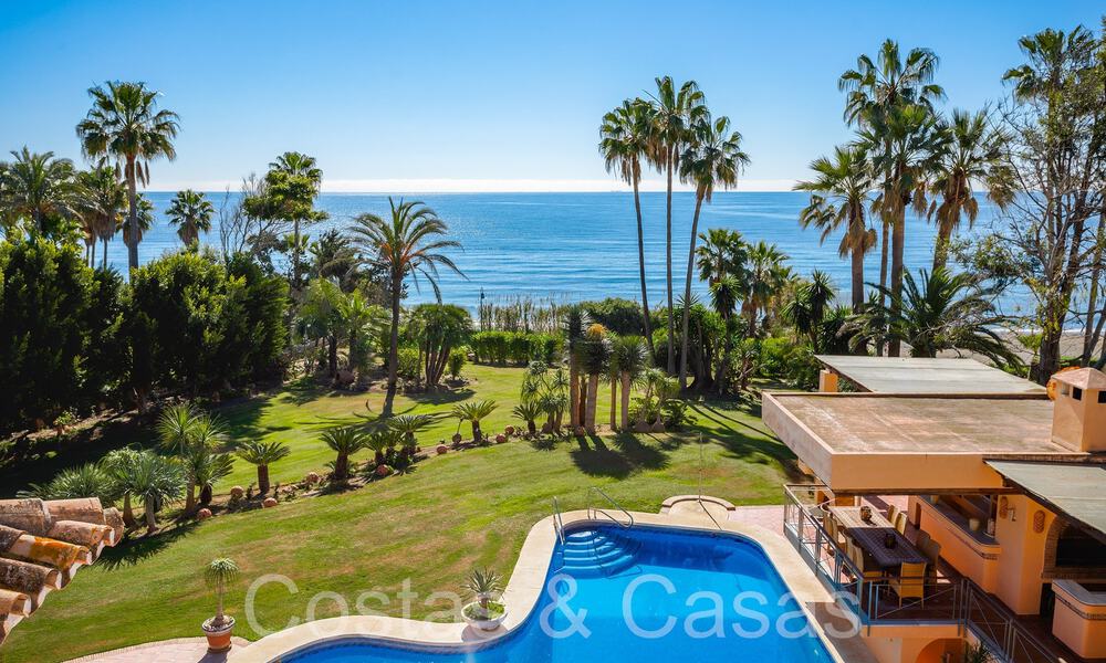 Villa andaluza en venta justo en la playa, en la Nueva Milla de Oro entre Marbella y Estepona 66274