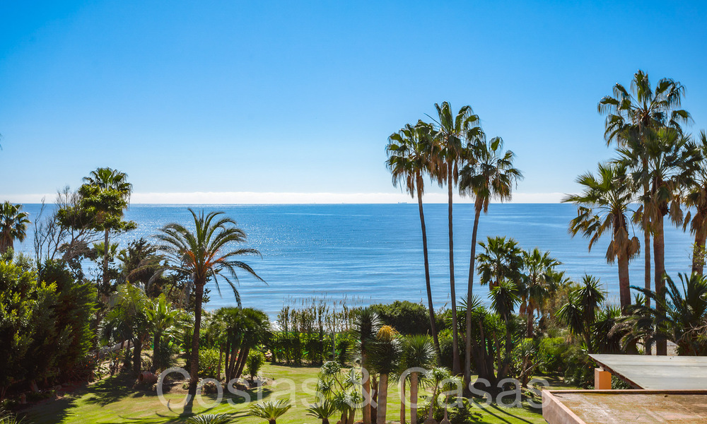 Villa andaluza en venta justo en la playa, en la Nueva Milla de Oro entre Marbella y Estepona 66275