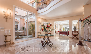 Villa andaluza en venta justo en la playa, en la Nueva Milla de Oro entre Marbella y Estepona 66279 