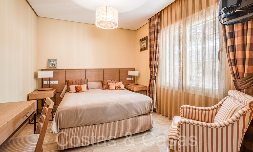 Villa andaluza en venta justo en la playa, en la Nueva Milla de Oro entre Marbella y Estepona 66282