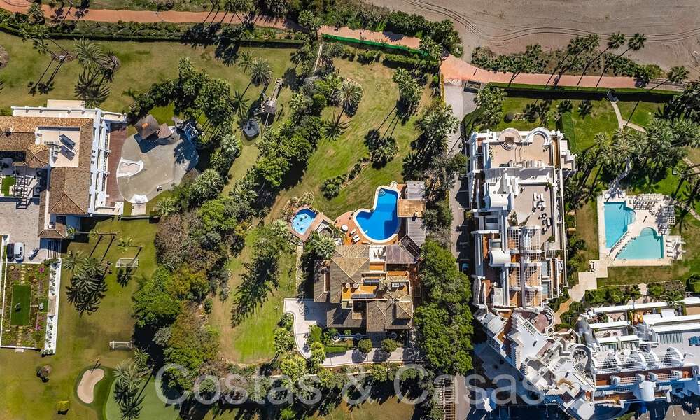 Villa andaluza en venta justo en la playa, en la Nueva Milla de Oro entre Marbella y Estepona 66283