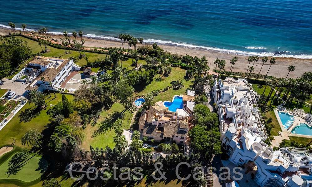 Villa andaluza en venta justo en la playa, en la Nueva Milla de Oro entre Marbella y Estepona 66284