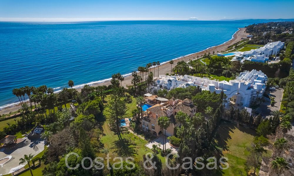 Villa andaluza en venta justo en la playa, en la Nueva Milla de Oro entre Marbella y Estepona 66287