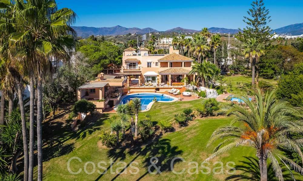 Villa andaluza en venta justo en la playa, en la Nueva Milla de Oro entre Marbella y Estepona 66292