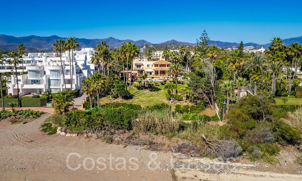 Villa andaluza en venta justo en la playa, en la Nueva Milla de Oro entre Marbella y Estepona 66293