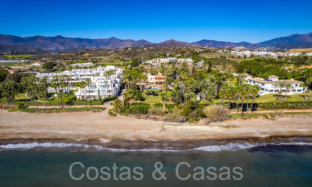 Villa andaluza en venta justo en la playa, en la Nueva Milla de Oro entre Marbella y Estepona 66295