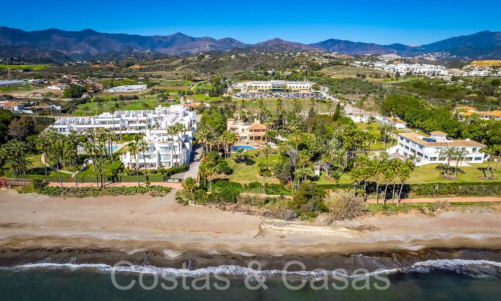 Villa andaluza en venta justo en la playa, en la Nueva Milla de Oro entre Marbella y Estepona 66296