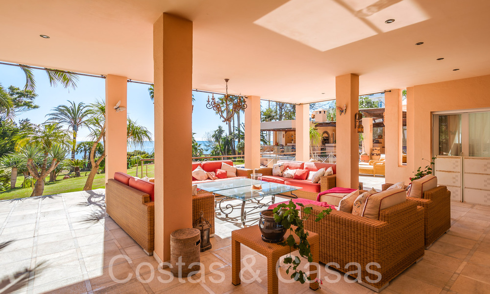 Villa andaluza en venta justo en la playa, en la Nueva Milla de Oro entre Marbella y Estepona 66299
