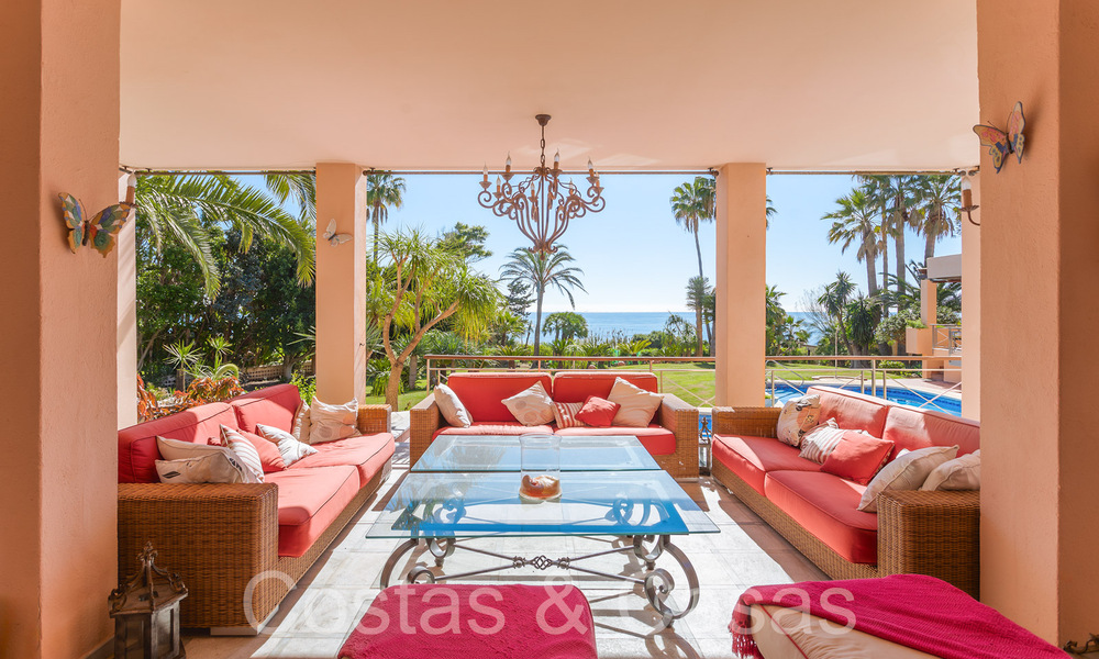 Villa andaluza en venta justo en la playa, en la Nueva Milla de Oro entre Marbella y Estepona 66300