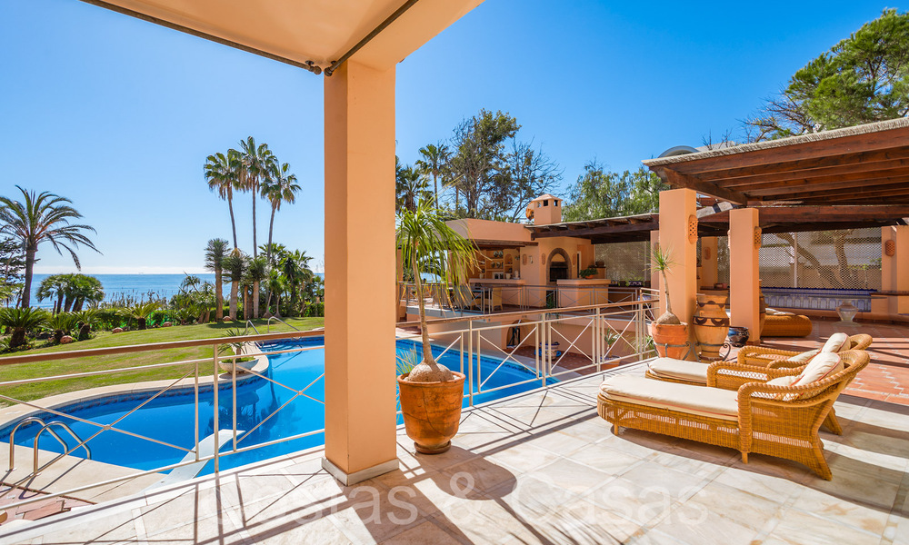 Villa andaluza en venta justo en la playa, en la Nueva Milla de Oro entre Marbella y Estepona 66301