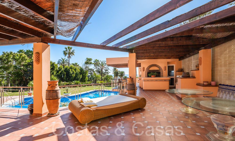 Villa andaluza en venta justo en la playa, en la Nueva Milla de Oro entre Marbella y Estepona 66302