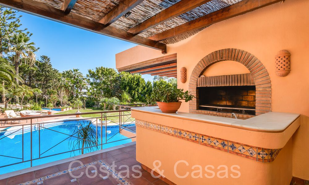 Villa andaluza en venta justo en la playa, en la Nueva Milla de Oro entre Marbella y Estepona 66303