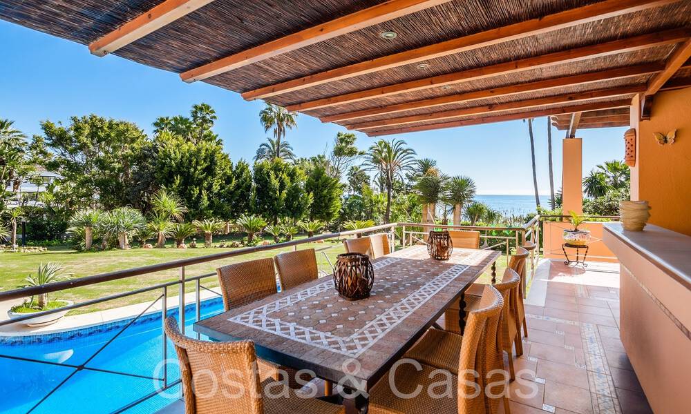 Villa andaluza en venta justo en la playa, en la Nueva Milla de Oro entre Marbella y Estepona 66304