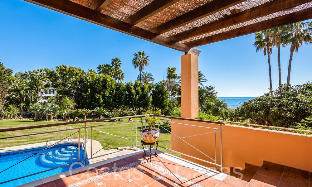 Villa andaluza en venta justo en la playa, en la Nueva Milla de Oro entre Marbella y Estepona 66305