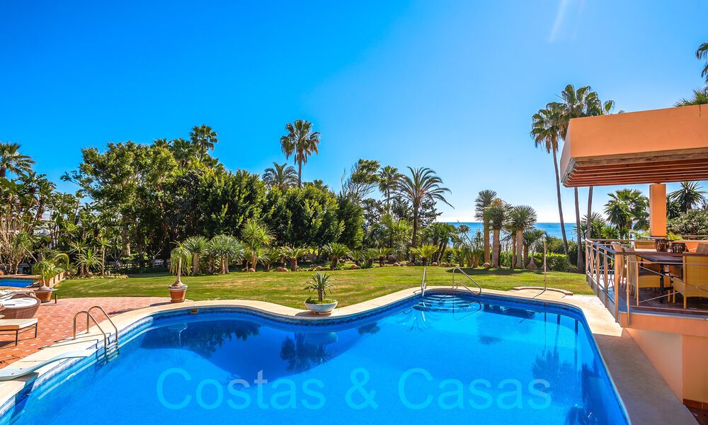 Villa andaluza en venta justo en la playa, en la Nueva Milla de Oro entre Marbella y Estepona 66306