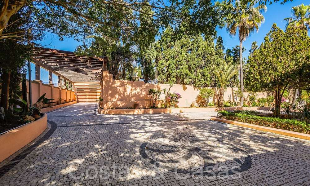 Villa andaluza en venta justo en la playa, en la Nueva Milla de Oro entre Marbella y Estepona 66307