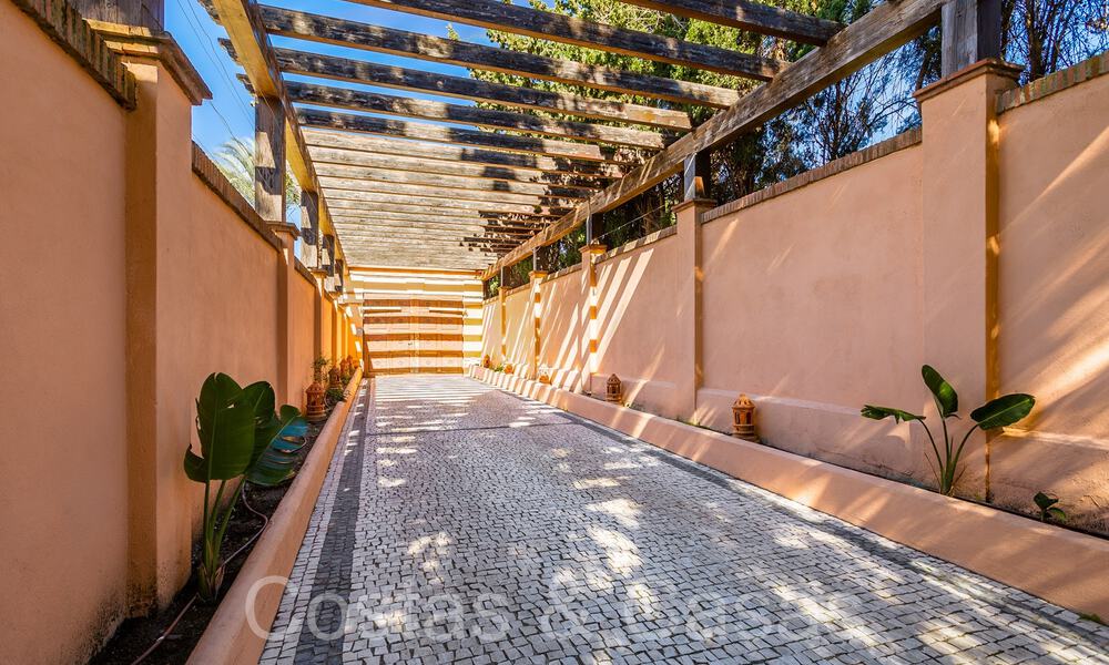 Villa andaluza en venta justo en la playa, en la Nueva Milla de Oro entre Marbella y Estepona 66308