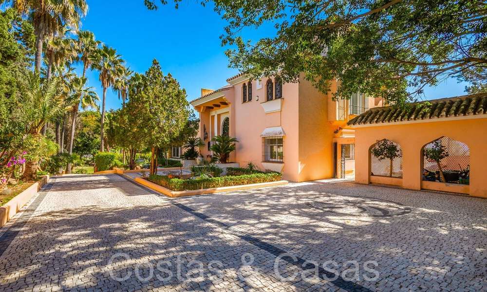 Villa andaluza en venta justo en la playa, en la Nueva Milla de Oro entre Marbella y Estepona 66309