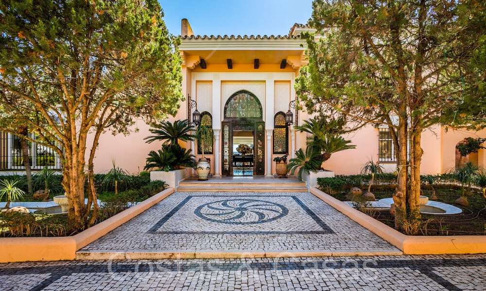 Villa andaluza en venta justo en la playa, en la Nueva Milla de Oro entre Marbella y Estepona 66310
