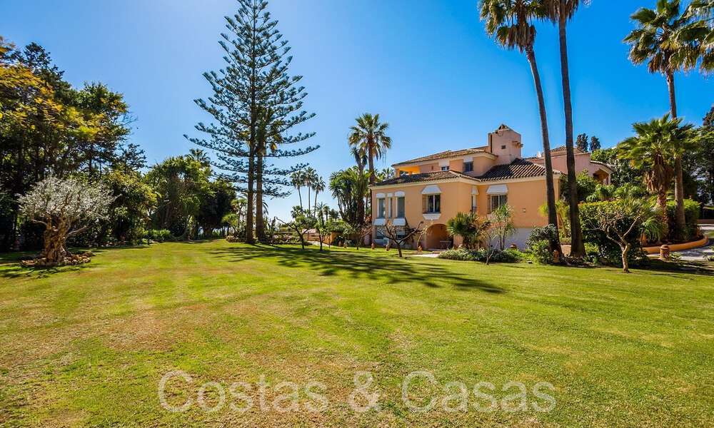 Villa andaluza en venta justo en la playa, en la Nueva Milla de Oro entre Marbella y Estepona 66316