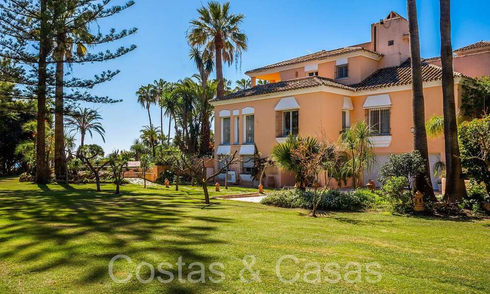 Villa andaluza en venta justo en la playa, en la Nueva Milla de Oro entre Marbella y Estepona 66317