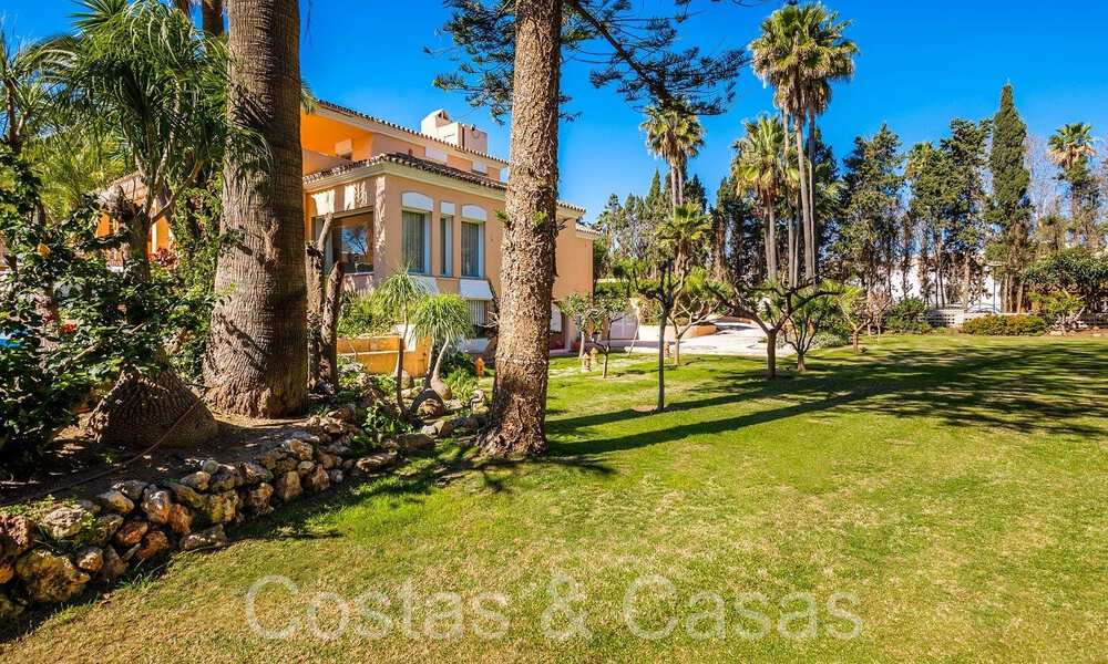 Villa andaluza en venta justo en la playa, en la Nueva Milla de Oro entre Marbella y Estepona 66318