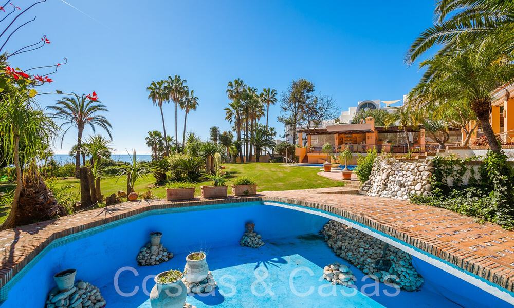 Villa andaluza en venta justo en la playa, en la Nueva Milla de Oro entre Marbella y Estepona 66319