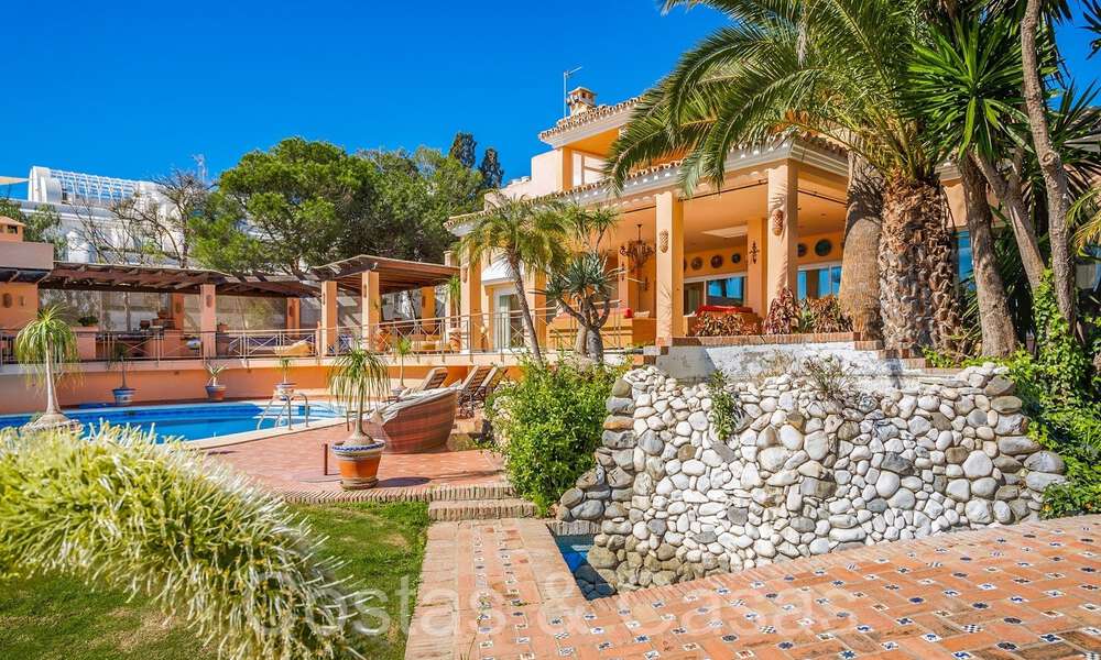Villa andaluza en venta justo en la playa, en la Nueva Milla de Oro entre Marbella y Estepona 66320