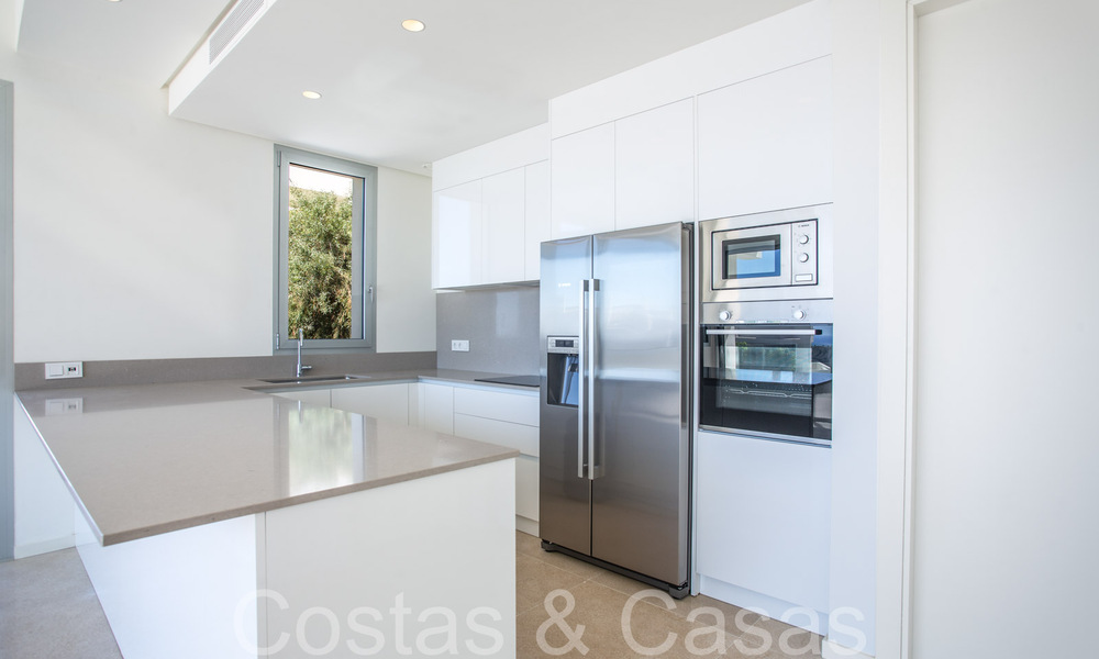 Listo para entrar a vivir, ático nuevo de 3 dormitorios en venta con vistas al mar en un complejo cerrado en Benahavis - Marbella 66213