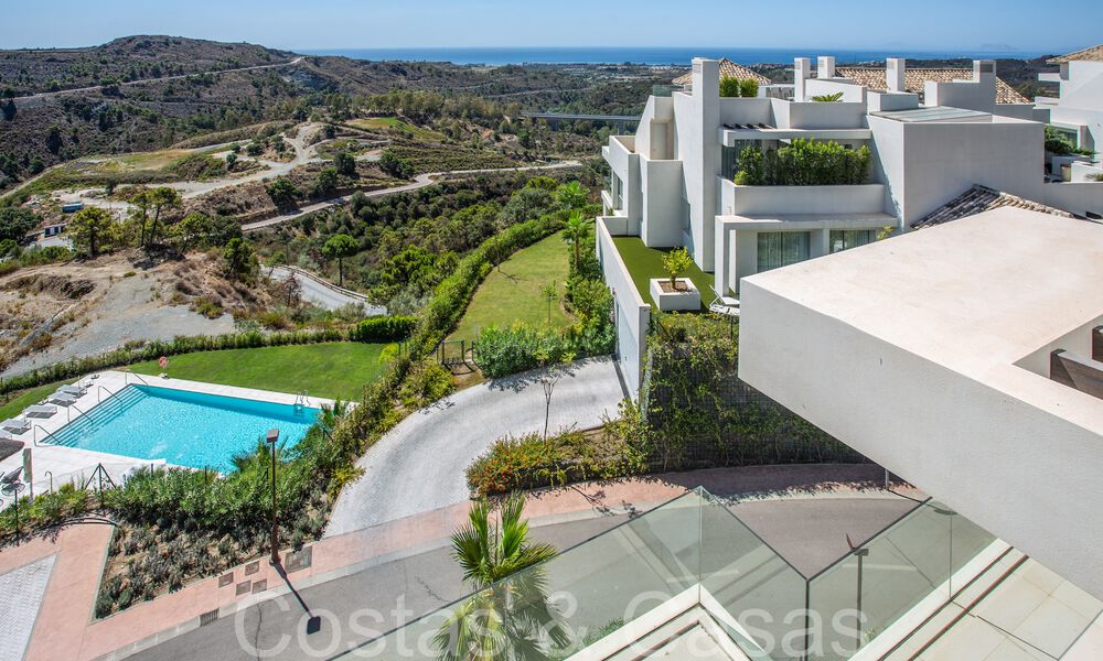 Listo para entrar a vivir, ático nuevo de 3 dormitorios en venta con vistas al mar en un complejo cerrado en Benahavis - Marbella 66230