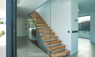 Villa de lujo moderna lista para entrar a vivir en venta junto al campo de golf en la Nueva Milla de Oro, Marbella - Estepona 66402 