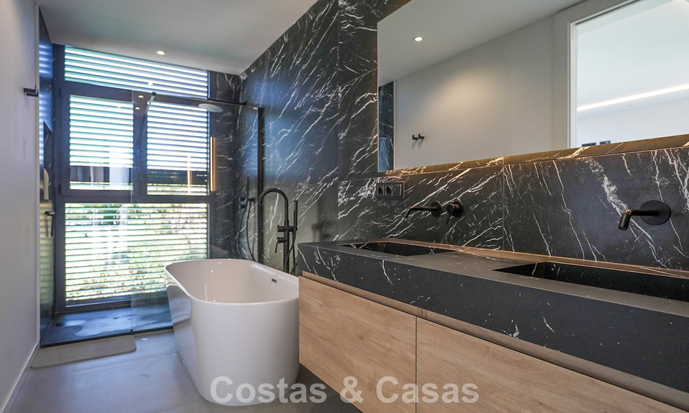 Villa de lujo moderna lista para entrar a vivir en venta junto al campo de golf en la Nueva Milla de Oro, Marbella - Estepona 66416