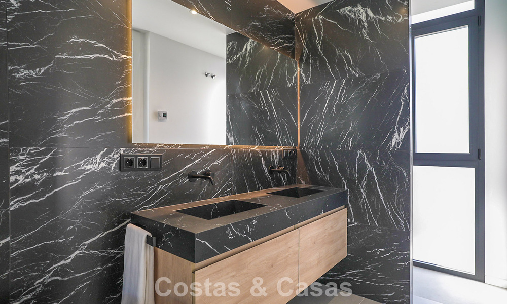 Villa de lujo moderna lista para entrar a vivir en venta junto al campo de golf en la Nueva Milla de Oro, Marbella - Estepona 66417