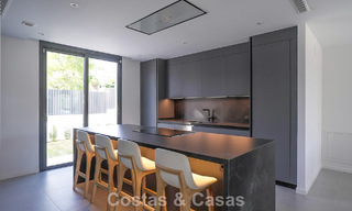 Villa de lujo moderna lista para entrar a vivir en venta junto al campo de golf en la Nueva Milla de Oro, Marbella - Estepona 66421 