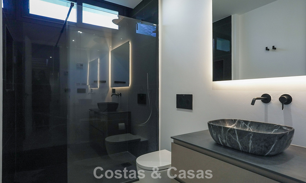 Villa de lujo moderna lista para entrar a vivir en venta junto al campo de golf en la Nueva Milla de Oro, Marbella - Estepona 66423