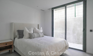 Villa de lujo moderna lista para entrar a vivir en venta junto al campo de golf en la Nueva Milla de Oro, Marbella - Estepona 66425 