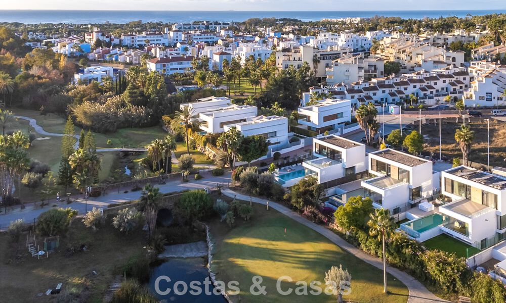Villa de lujo moderna lista para entrar a vivir en venta junto al campo de golf en la Nueva Milla de Oro, Marbella - Estepona 66428
