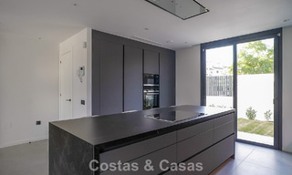 Villa de lujo moderna lista para entrar a vivir en venta junto al campo de golf en la Nueva Milla de Oro, Marbella - Estepona 66431 