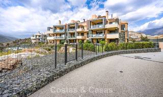 Listo para entrar a vivir, apartamento de lujo en venta en un prestigioso complejo de golf en las colinas de Marbella - Benahavis 66456 